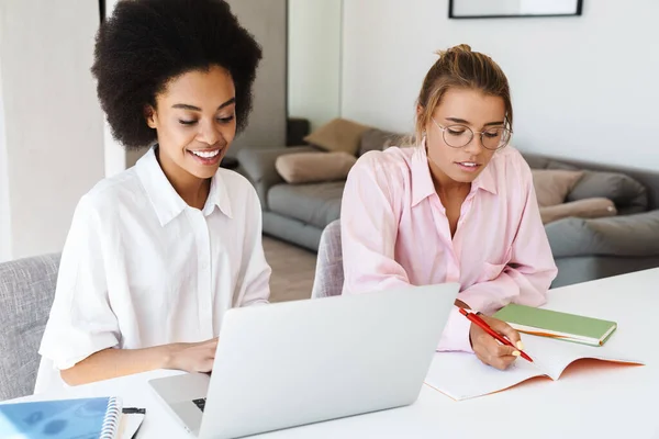 Belles Étudiantes Multiculturelles Filles Faisant Leurs Devoirs Avec Ordinateur Portable — Photo