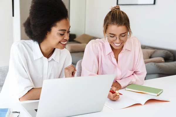 Joyeuses Étudiantes Multiculturelles Faisant Leurs Devoirs Avec Ordinateur Portable Ensemble — Photo