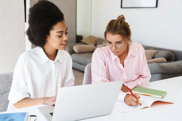 Estudantes Multiculturais Focados Meninas Fazendo Lição Casa Com Laptop Juntos — Fotografia de Stock