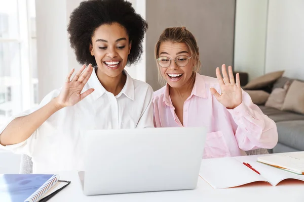 Joyeuses Filles Multiculturelles Étudiants Agitant Les Mains Tout Faisant Des — Photo