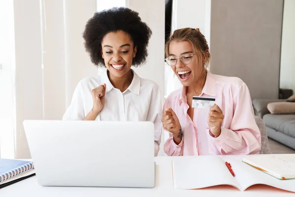 Étudiants Multiculturels Excités Filles Faisant Geste Gagnant Tout Utilisant Carte — Photo