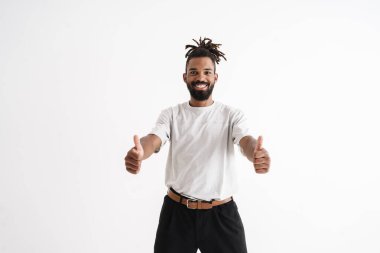 Beyaz arka planda izole edilmiş, mutlu, Afro-Amerikalı bir adamın fotoğrafı.