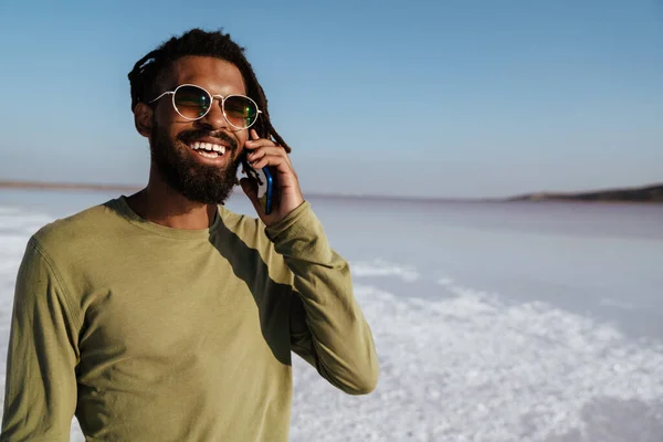 Immagine Felice Uomo Afro Americano Che Sorride Mentre Parla Cellulare — Foto Stock