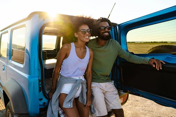 Glimlachend Gelukkig Afrikaans Jong Paar Zittend Rug Van Een Auto — Stockfoto