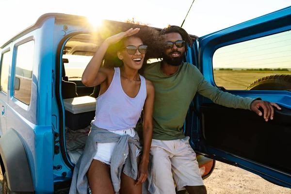 Glimlachend Gelukkig Afrikaans Jong Paar Zittend Rug Van Een Auto — Stockfoto