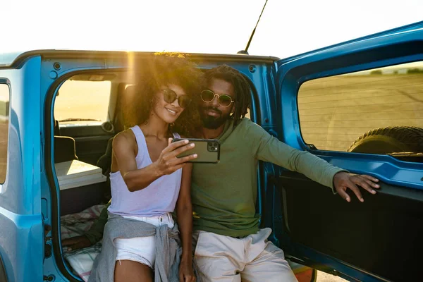 Jong Paar Liefde Maken Selfie Met Behulp Van Smart Phone — Stockfoto