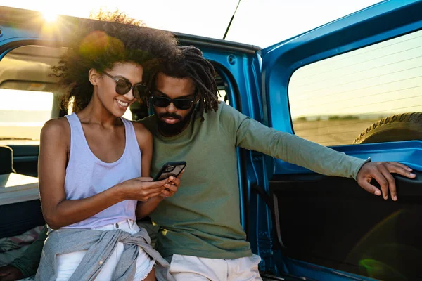 Mooi Paar Zitten Aan Achterkant Van Auto Met Behulp Van — Stockfoto