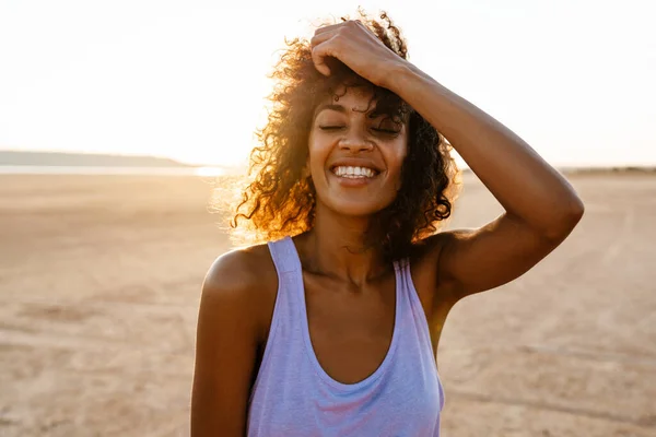 Зображення Веселої Афро Американської Жінки Яка Посміхається Фотоапараті Виставляючи Пустелі — стокове фото