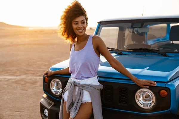 Obraz Wesołej Afrykańskiej Kobiety Uśmiechniętej Podczas Podróży Samochodem Pustyni — Zdjęcie stockowe