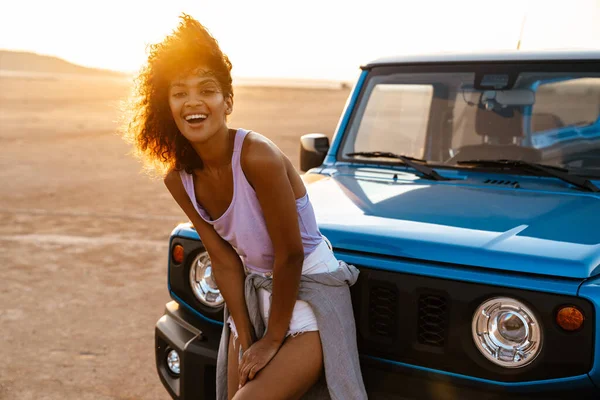 Beeld Van Vrolijke Afrikaanse Amerikaanse Vrouw Glimlachend Tijdens Het Reizen — Stockfoto