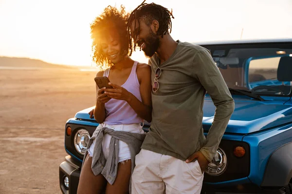 Изображение Счастливой Африканской Пары Мобильного Телефона Время Путешествия Машине Пустыне — стоковое фото