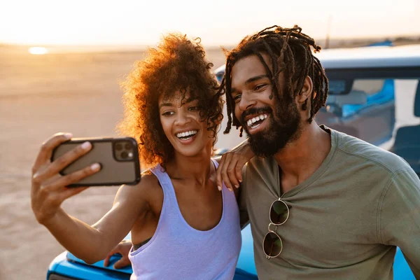 Imagem Alegre Casal Afro Americano Levando Selfie Celular Enquanto Viaja — Fotografia de Stock