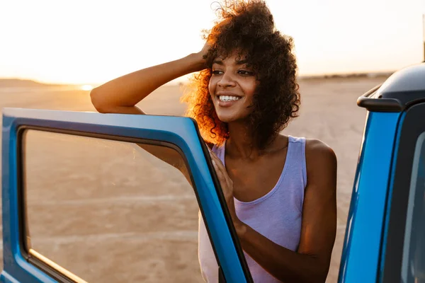 Foto Einer Afrikanisch Amerikanischen Frau Die Bei Sonnenaufgang Ihrem Auto — Stockfoto