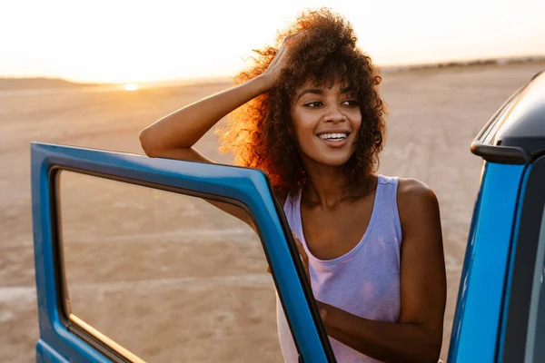 Foto Einer Afrikanisch Amerikanischen Frau Die Bei Sonnenaufgang Ihrem Auto — Stockfoto