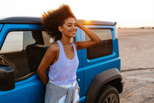 Foto Una Mujer Afroamericana Pie Coche Playa Amanecer — Foto de Stock