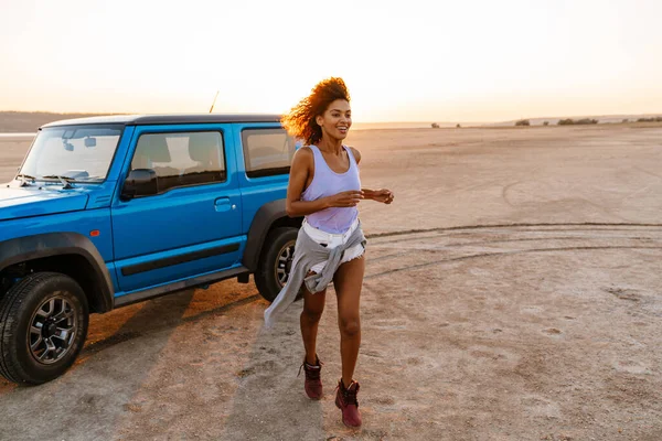 Foto Uma Mulher Afro Americana Caminhando Praia Com Seu Carro — Fotografia de Stock