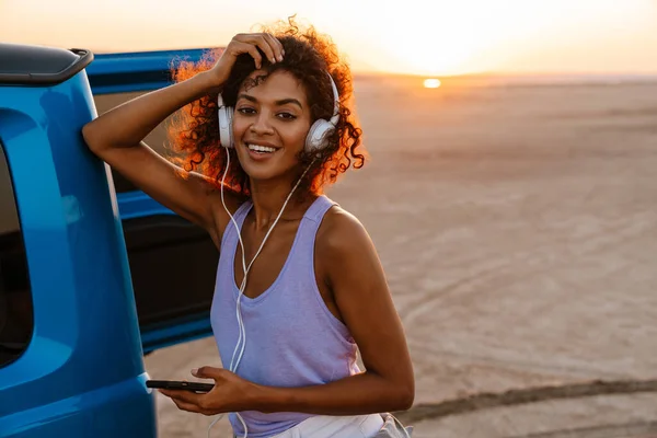 Képek Boldog Afro Amerikai Nőről Aki Fülhallgatóval Mobiltelefonnal Utazik Autóval — Stock Fotó