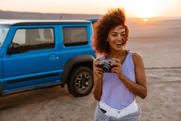 Bild Lycklig Afrikansk Amerikansk Flicka Foto Retro Kamera När Reser — Stockfoto