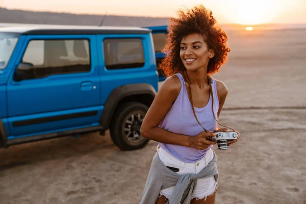 Imagem Menina Americana Africana Feliz Segurando Câmera Retro Enquanto Viaja — Fotografia de Stock