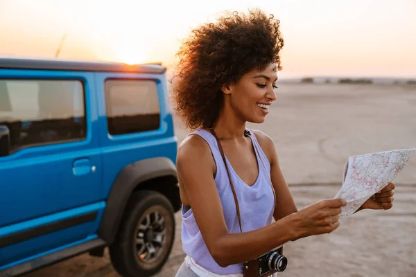 Imagem Menina Americana Africana Feliz Com Câmera Retro Examinando Mapa — Fotografia de Stock