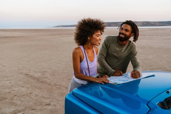 Bild Eines Fröhlichen Afrikanisch Amerikanischen Paares Das Die Landkarte Untersucht — Stockfoto