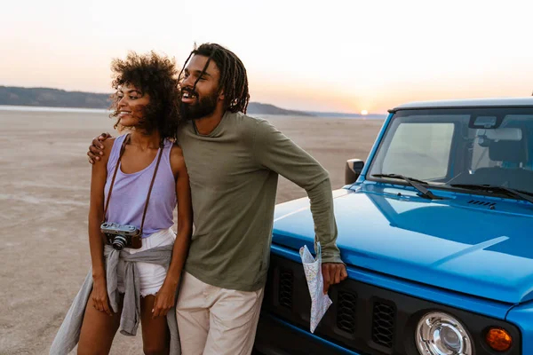 Imagem Alegre Casal Afro Americano Abraçando Sorrindo Enquanto Viaja Carro — Fotografia de Stock