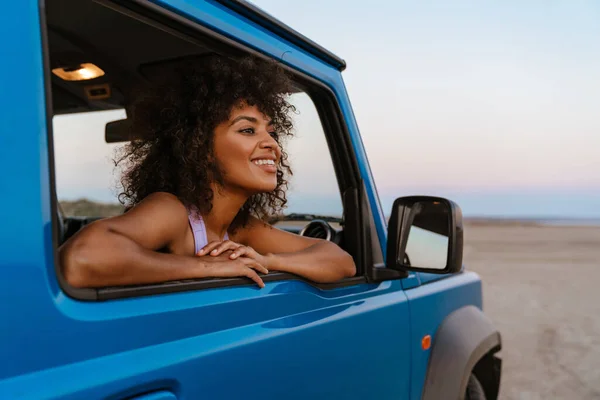 Imagem Mulher Americana Africana Alegre Sorrindo Enquanto Viaja Carro Deserto — Fotografia de Stock