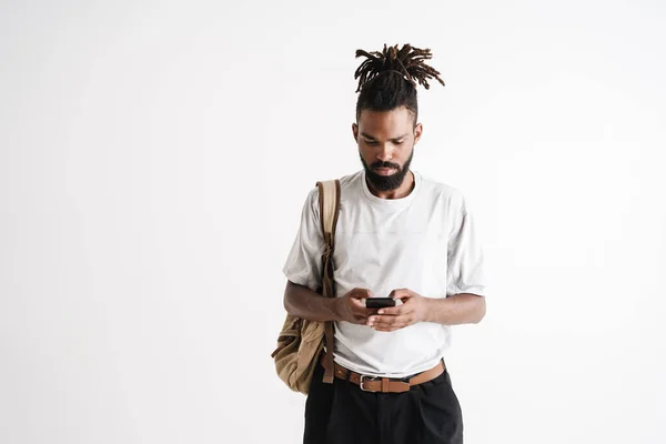 Bild Allvarlig Afrikansk Amerikansk Kille Som Använder Mobiltelefon Isolerad Över — Stockfoto