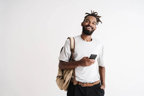 Foto Gembira African American Pria Tersenyum Dan Menggunakan Ponsel Terisolasi — Stok Foto