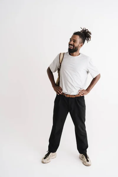 Foto Del Alegre Chico Afroamericano Sonriendo Mientras Posaba Con Mochila —  Fotos de Stock