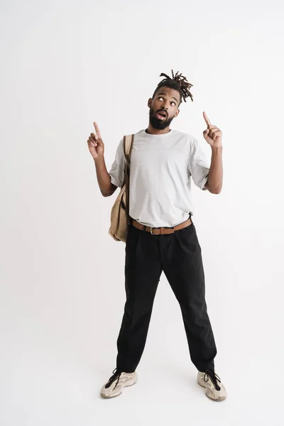 Foto Afroamericano Confundido Con Una Mochila Apuntando Con Los Dedos — Foto de Stock