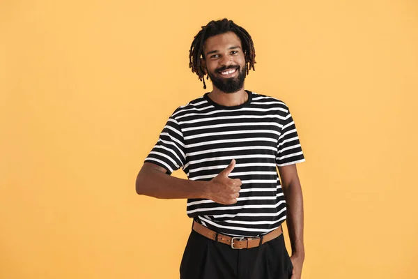 Foto Alegre Afroamericano Mostrando Pulgar Hacia Arriba Aislado Sobre Fondo —  Fotos de Stock