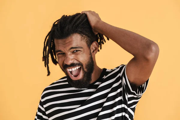 Foto Veselý Africký Američan Chlap Dívá Směje Kameru Izolované Přes — Stock fotografie