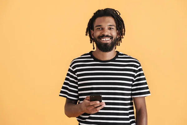 Foto Veselý Africký Američan Chlap Pomocí Mobilu Usmívá Kameru Izolované — Stock fotografie