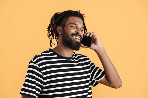 Foto Chico Afroamericano Alegre Hablando Por Celular Sonriendo Cámara Aislada — Foto de Stock