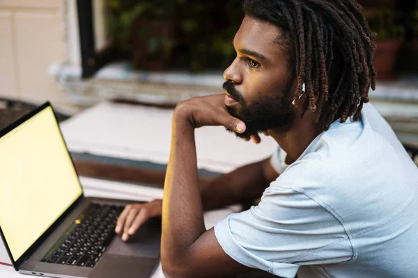 Fokussierter Afrikanisch Amerikanischer Typ Mit Kopfhörern Arbeitet Mit Laptop Während — Stockfoto