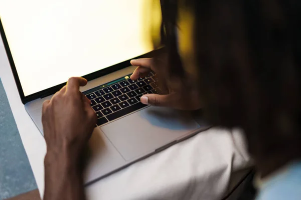 Focado Afro Americano Cara Trabalhando Com Laptop Enquanto Sentado Café — Fotografia de Stock