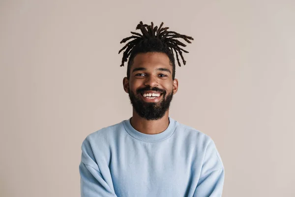 Alegre Africano Americano Chico Sonriendo Mirando Cámara Aislado Sobre Blanco —  Fotos de Stock