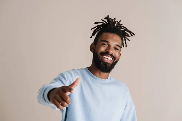 Fröhliche Afrikanisch Amerikanische Kerl Lächelt Und Zeigt Mit Dem Finger — Stockfoto