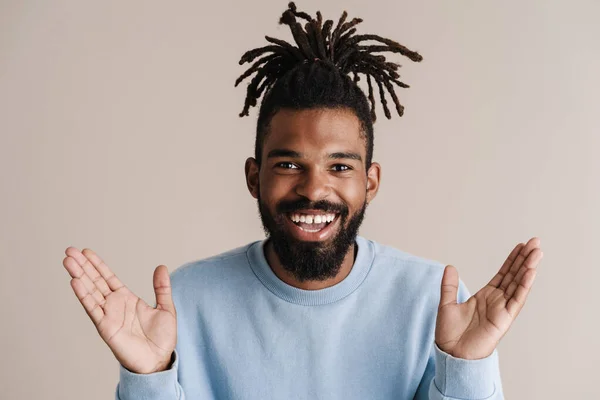 Joyful Afro Americano Cara Sorrindo Olhando Para Câmera Isolada Sobre — Fotografia de Stock