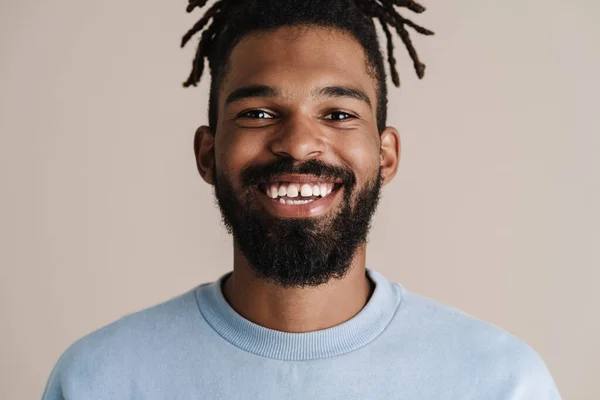 Alegre Africano Americano Chico Sonriendo Mirando Cámara Aislado Sobre Blanco — Foto de Stock