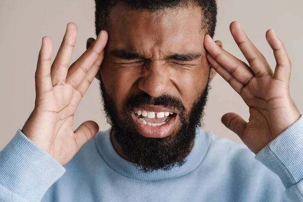 Ongelukkig Afrikaans Amerikaans Guy Met Hoofdpijn Wrijven Zijn Tempels Geïsoleerd — Stockfoto