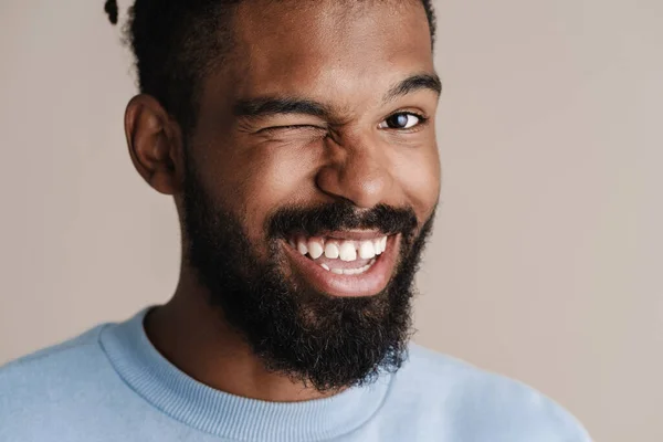 Joyful Afro Americano Cara Sorrindo Piscando Para Câmera Isolada Sobre — Fotografia de Stock