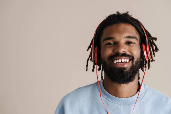 Alegre Afro Americano Cara Fones Ouvido Sorrindo Para Câmera Isolada — Fotografia de Stock