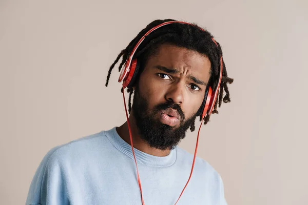 Überraschter Afrikanisch Amerikanischer Typ Mit Kopfhörern Der Isoliert Auf Weißem — Stockfoto