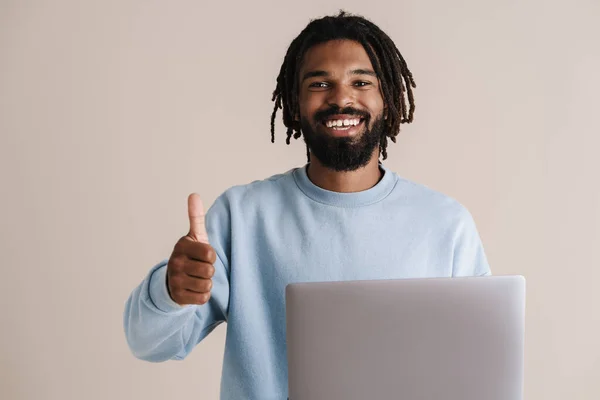 Gelukkig Afrikaanse Amerikaanse Guy Tonen Duim Omhoog Houden Laptop Geïsoleerd — Stockfoto