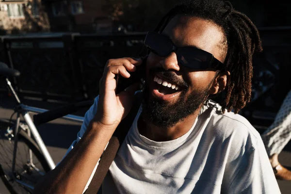 Alegre Africano Americano Chico Riendo Mientras Hablando Móvil Ciudad Calle — Foto de Stock