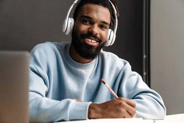 Αυτοπεποίθηση Νεαρός Αφρικανός Σπουδάζει Στο Γραφείο Φορώντας Ασύρματα Ακουστικά — Φωτογραφία Αρχείου