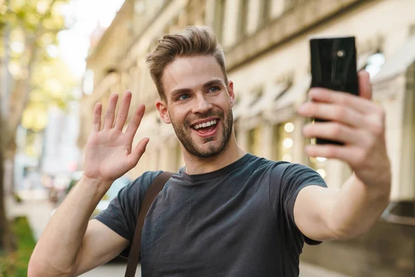 Eccitato Giovane Ragazzo Fare Selfie Sulla Macchina Fotografica Una Strada — Foto Stock