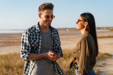 Kafkasyalı mutlu çift yazın doğada dolaşırken konuşuyor ve gülüyor.